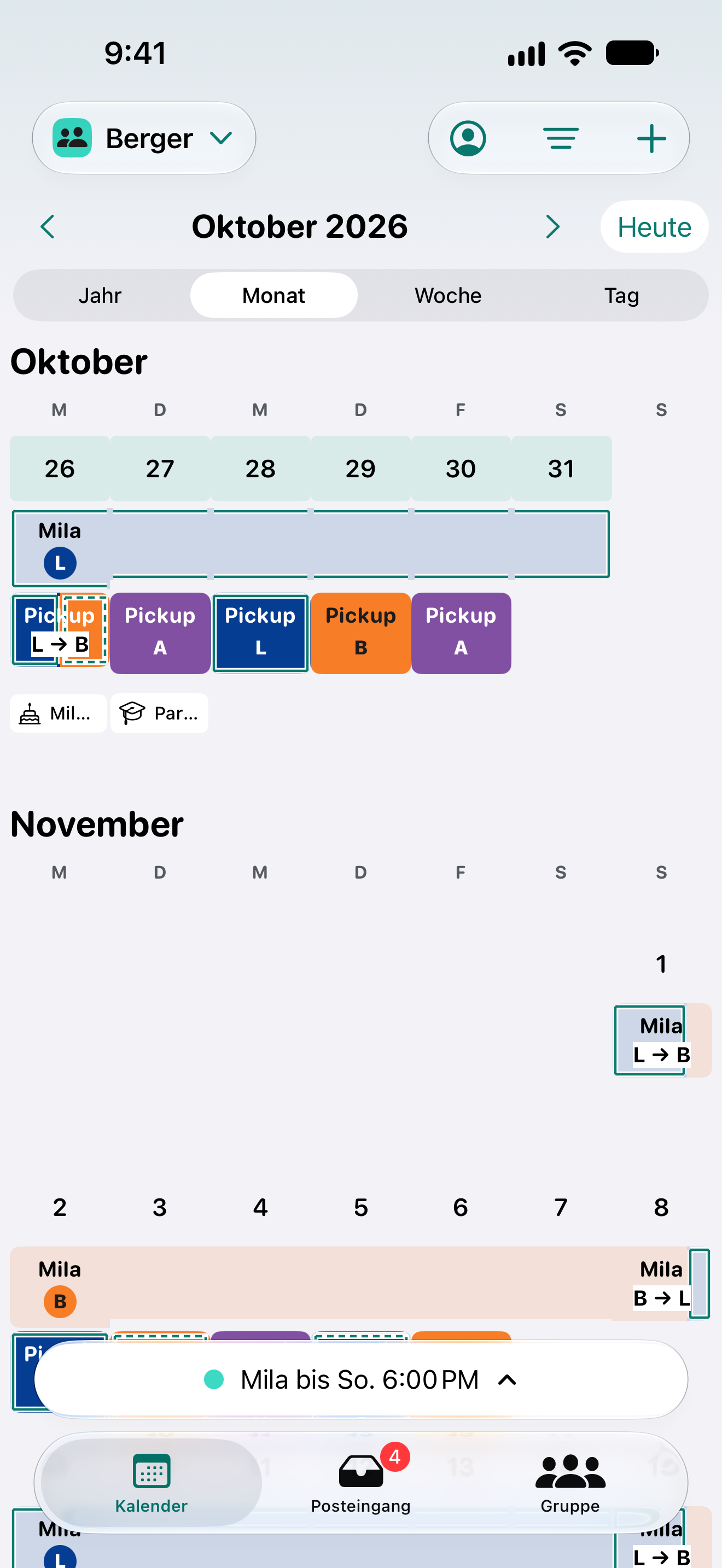 Adris Monatskalender der Familie Berger mit den Plänen Mila und Pickup und den Initialen von Lena, Ben und Anna.